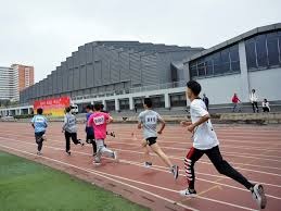 球员赛后把球鞋送给小球迷